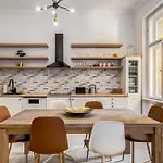 Kinizsi Center By Stn Budapest