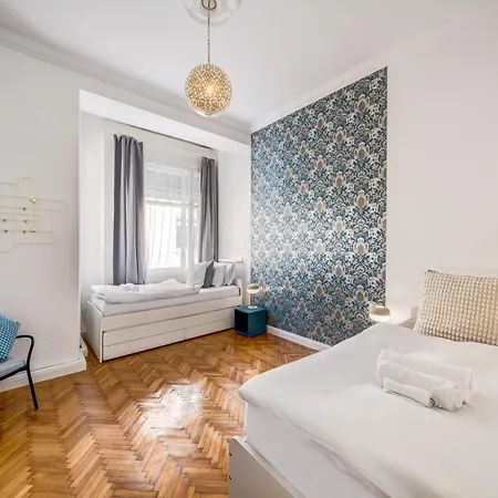 Kinizsi Center By Stn * Budapest